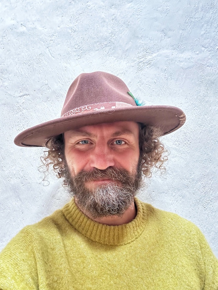 Portret Leo Ananda Usiah w kapeluszu